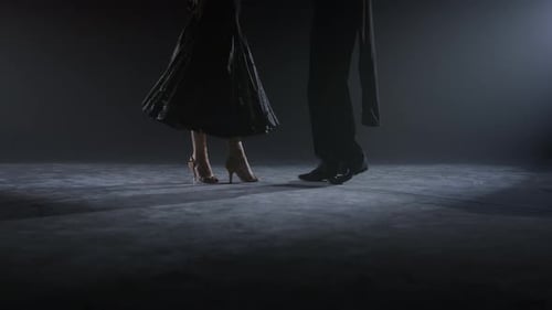 Las piernas de los bailarines hacen movimientos en