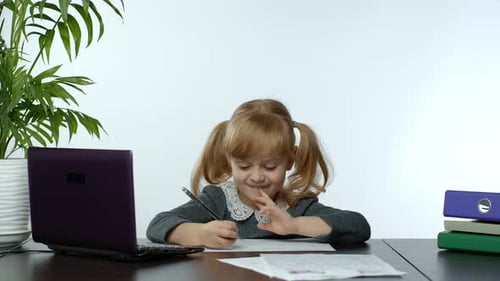 Online-Lernen, Fernunterricht, Lektion zu Hause, Schulprogramm für Mädchen online am Computer