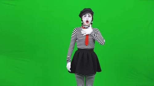 Mime Girl macht Gesichter und gestikuliert