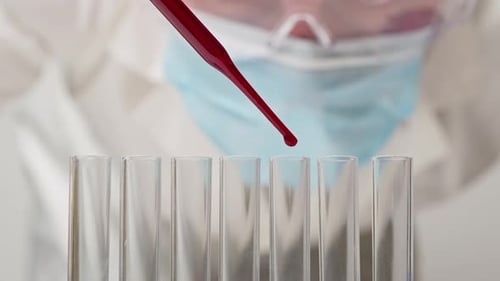 Wissenschaftler testen mit Röhrchen im Labor auf Viren. Mediziner testet Blut