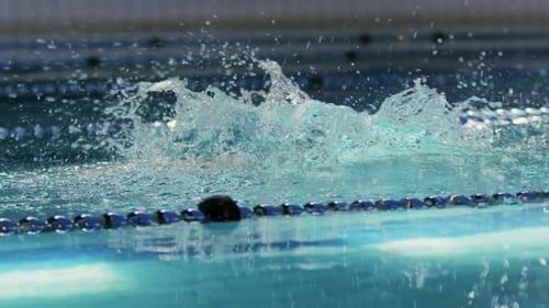 Treinamento de nadador em uma piscina