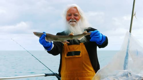 Fischer hält Fische