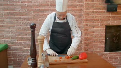 Chefkoch schneidet Tomaten in der Küche