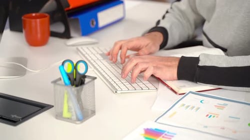 Heimbüroangestellter mit Tastatur