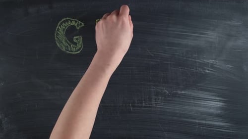 Tizas de colores están escritas las palabras Girl Power en una pizarra Timelapse
