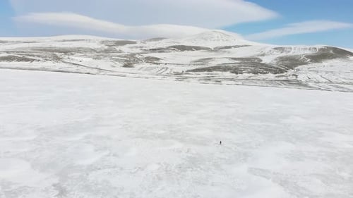 Person geht auf dem gefrorenen See in Georgia