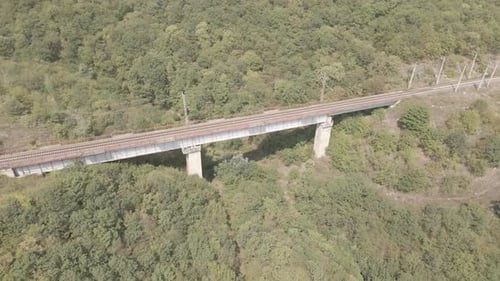 Vista aérea da ponte ferroviária vazia na região de Samtskhe-Javakheti, Geórgia.