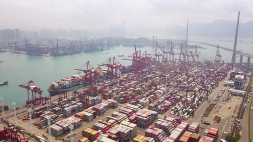 Luftaufnahme eines Containerfrachtschiffs im Export- und Importgeschäft und in der Logistik