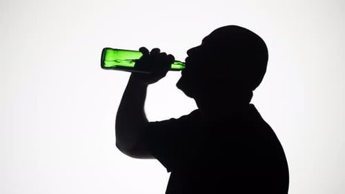 Hombre bebiendo cerveza sobre fondo blanco