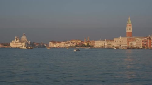 Torre San Marco San Marcos y Basílica Santa Maria della Salute en Venecia Timelapse