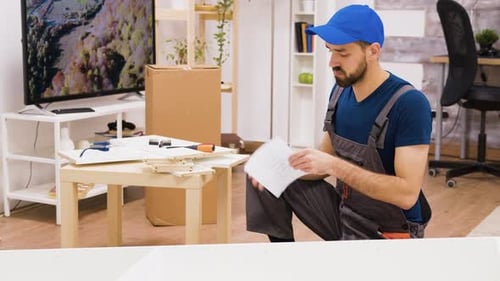 Travailleur professionnel de montage de meubles vérifiant la position de l'étagère