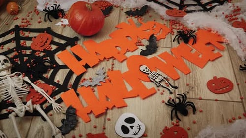 Halloween-Ausstellung. Halloween Dekorationen auf Holzuntergrund