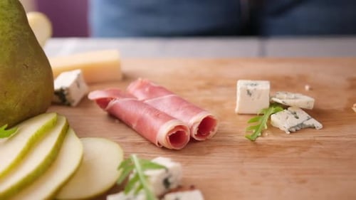 Préparation de tranches de jambon aux poires et au fromage bleu