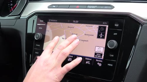 Une femme travaille sur un GPS dans une voiture - gros plan