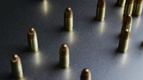 Filmmusik rotierende Aufnahme von Kugeln auf einer metallischen Oberfläche