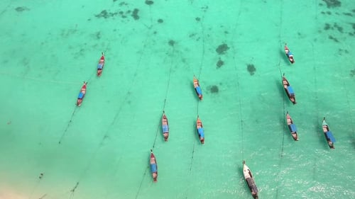 Barcos em uma praia tropical
