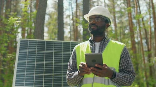 Mitarbeiter der PV-Anlage überprüfen Daten