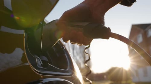 carro elétrico de câmera lenta conectado fora da casa