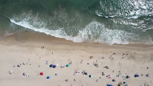 Drohne schwebt über dem Strand