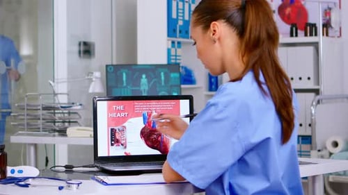 Assistant Expertise Doktor in medizinischer Uniform zur Untersuchung von Herzerkrankungen