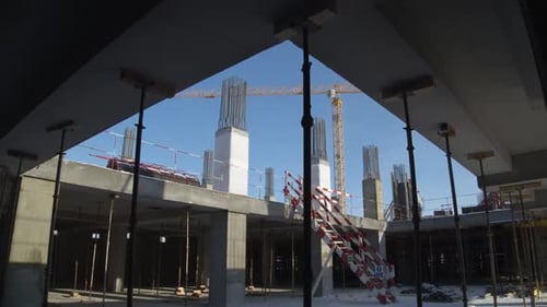Movimiento a lo largo del sitio de construcción del estadio deportivo en invierno