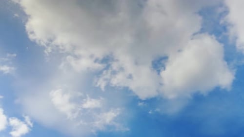 Himmel-Zeitraffer mit Wolken
