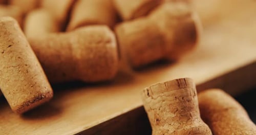 Corchos de vino sobre una vieja tabla de madera vintage