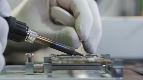 BGA-Chiplöten an der Lötstation. Temperaturentnahme vom Chip-Thermoelement