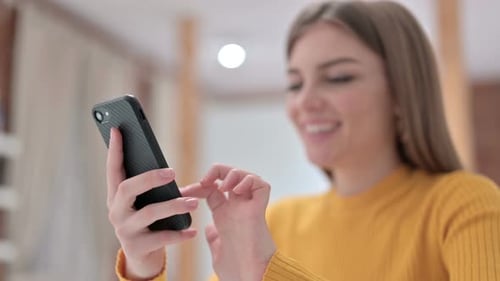 Hände der schönen jungen Frau beim Schreiben von SMS auf dem Smartphone