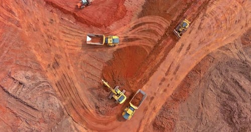 Bagger am Bau in Vorbereitung für den Neubau