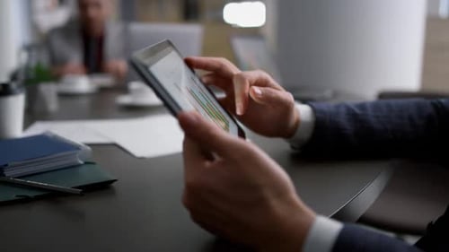 Finacial Mitarbeiter Research Tablet-Gerät