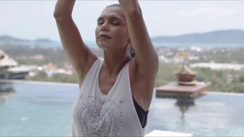 Ruhige Dame sitzt in Lotusposition im Resort