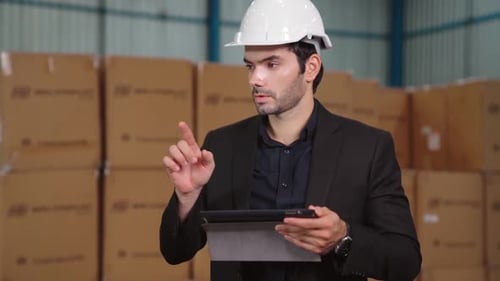 Werksleiter verwendet Tablet-Computer im Lager oder in der Fabrik