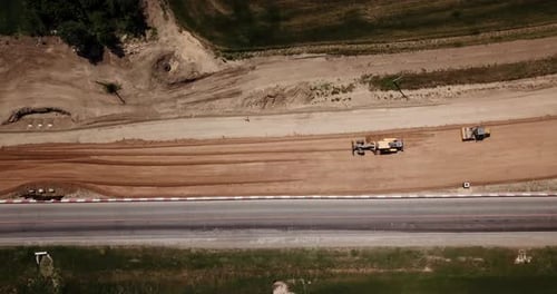 Straßenbaustelle in der Nähe der Autobahn mit Maschinen, Bulldozer, Aushub von oben. Video, oben