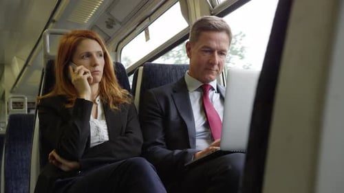 Pendler auf dem Weg zur Arbeit mit Technologie