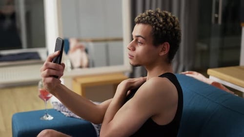 Cara alegre de vestido fazendo selfie com celular posando