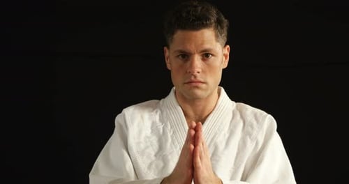 Mann übt Karate