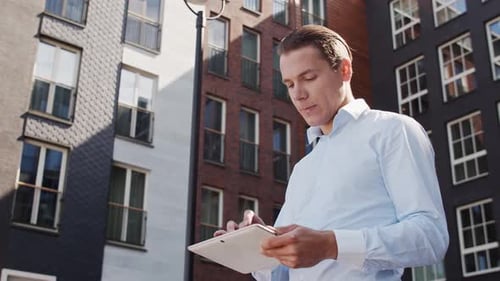 Junge und attraktive Freelancer, die im Freien arbeiten. Büroangestellter oder Geschäftsmann.