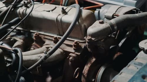 Gros plan du compartiment moteur de la voiture