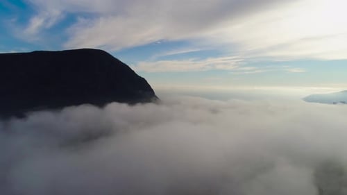 Berglandschaft mit niedrigen Wolken