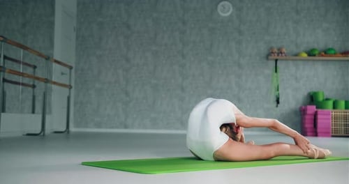 Chica flexible con traje blanco se inclina hacia atrás en el suelo en la lección