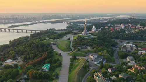 Drohnenaufnahmen Luftaufnahme des Mutterlanddenkmals in Kiew Kiew, Ukraine