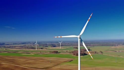 Vista aérea de aerogeneradores blancos en un campo, Polonia