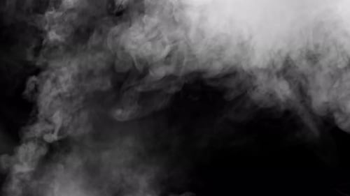 Weicher Nebel in Zeitlupe auf dunklem Hintergrund