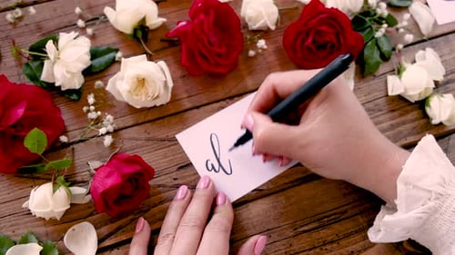Escribir SIEMPRE en una tarjeta cerca de flores de cerca