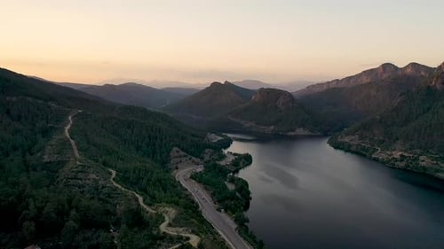 Coucher de soleil sur la rivière dans les montagnes filmé sur un Drone