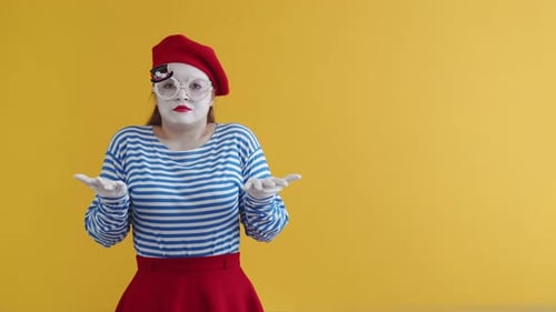 Pantomime-Frau spreizt ihre Arme zur Seite und gibt eine Abneigung mit Daumen nach unten