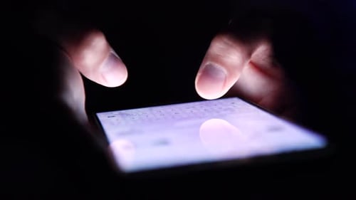 Nahaufnahme der Finger, die eine SMS-Nachricht auf dem Smartphone senden