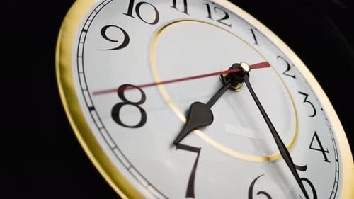 Timelapse de manecillas giratorias del reloj en una esfera vintage redonda blanca