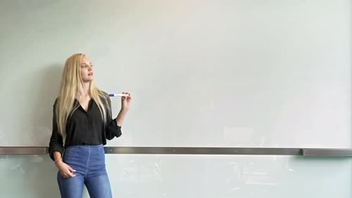 Geschäftsblonde Frau. Ein Lehrer, der eine Lektion oder Vorlesung online
unterrichtet